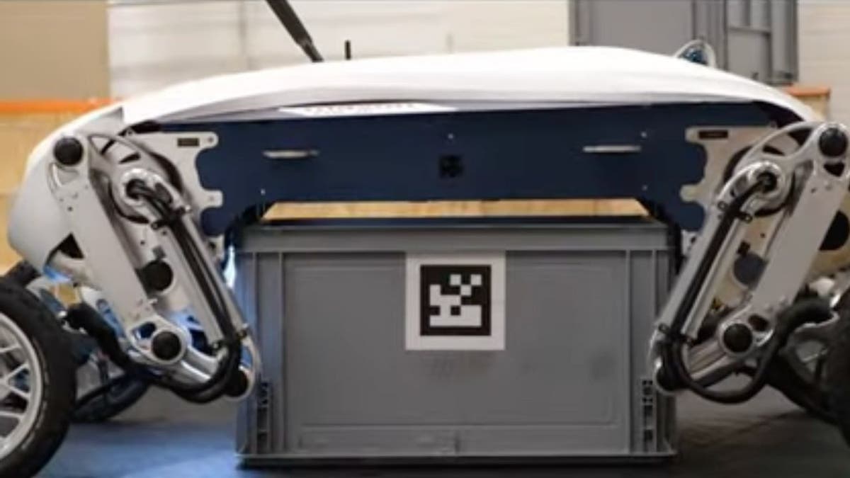Delivery robot rises autonomously, transports heavy load