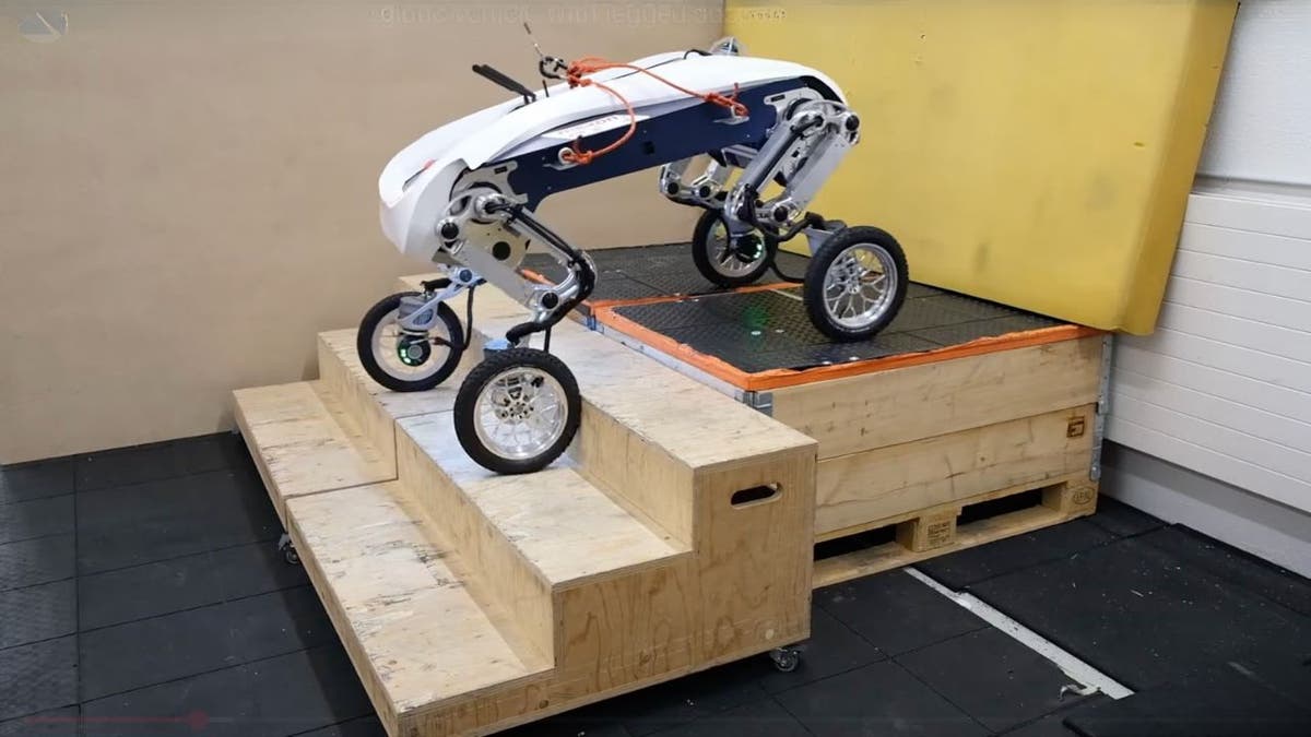 Delivery robot rises autonomously, transports heavy load